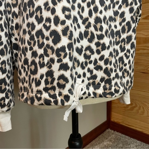 Old Navy Leopard Print Oversized Half Zip Mock Neck Pullover Sweatshirt Medium - Picture 5 of 10